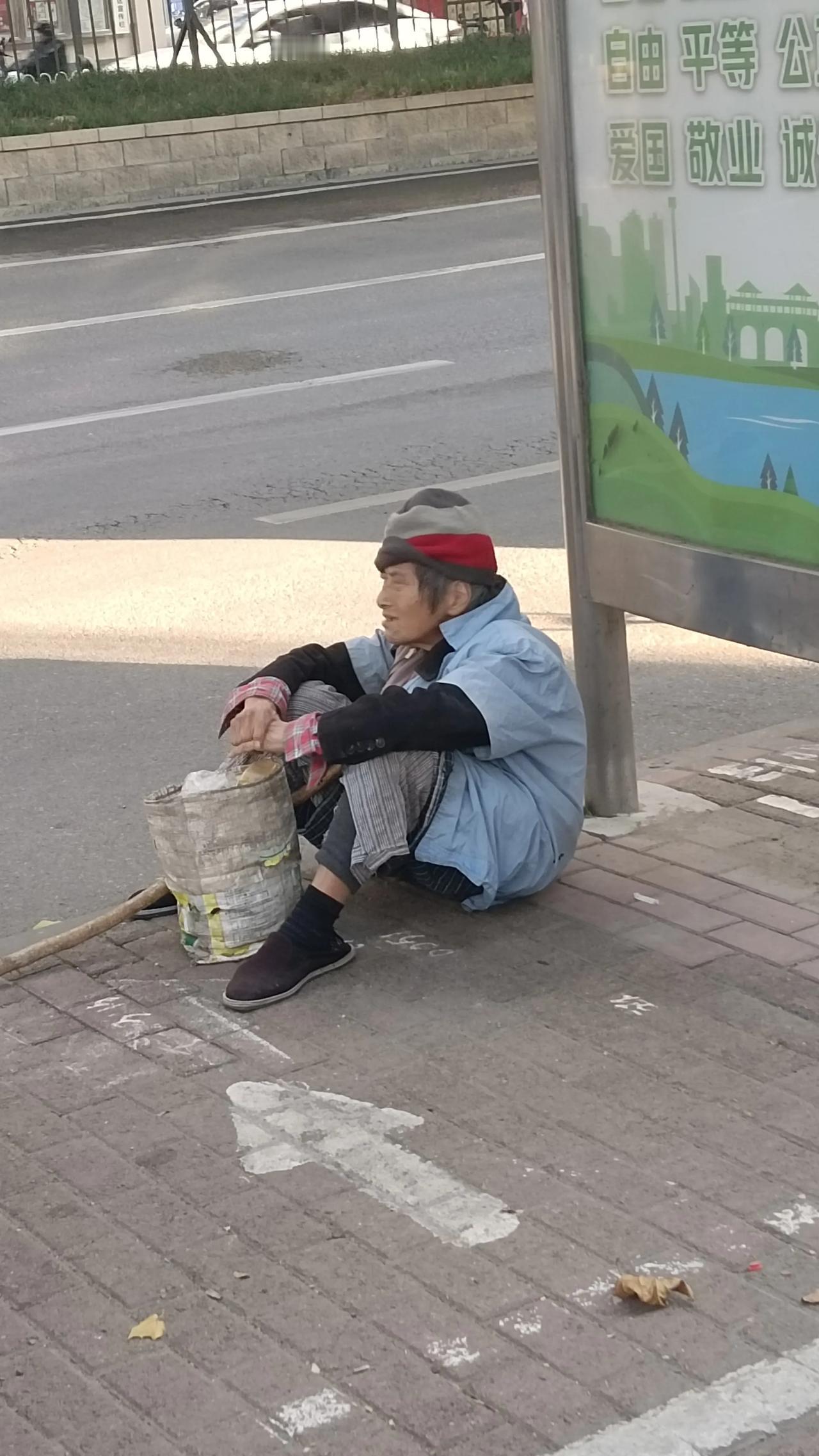 不知道是谁家的老人？也不知道现在她又去哪儿了。
