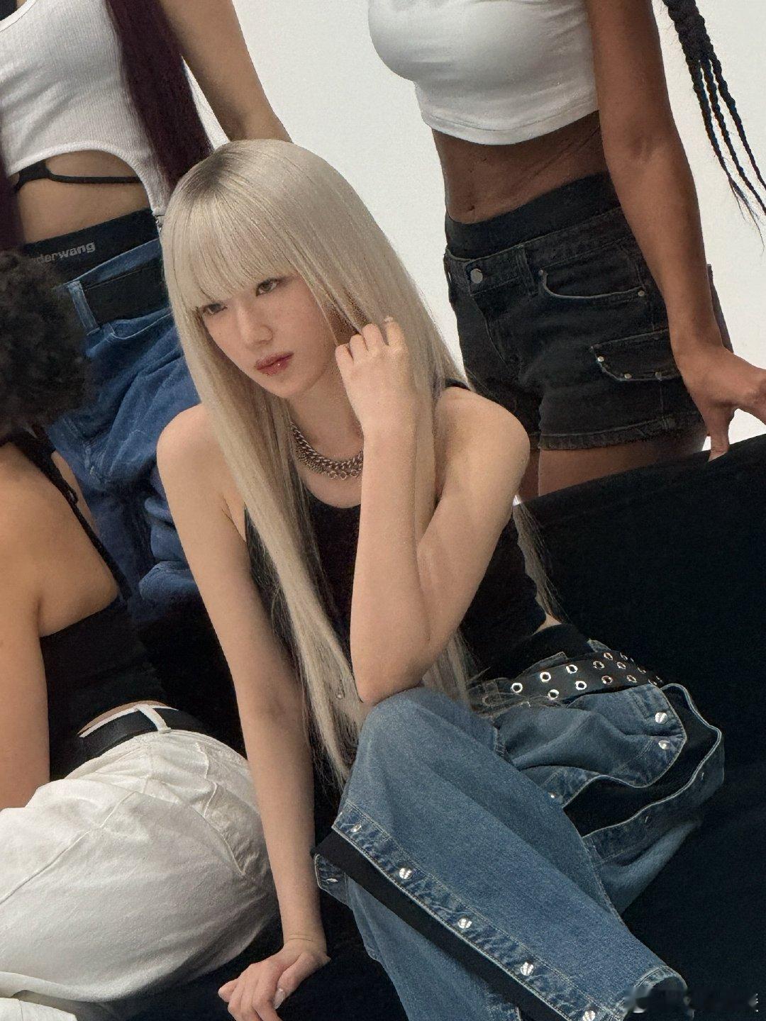 叶舒华金发齐刘海 叶舒华这金发齐刘海绝了。就像开启了魅力魔法，既有着甜美的一面，