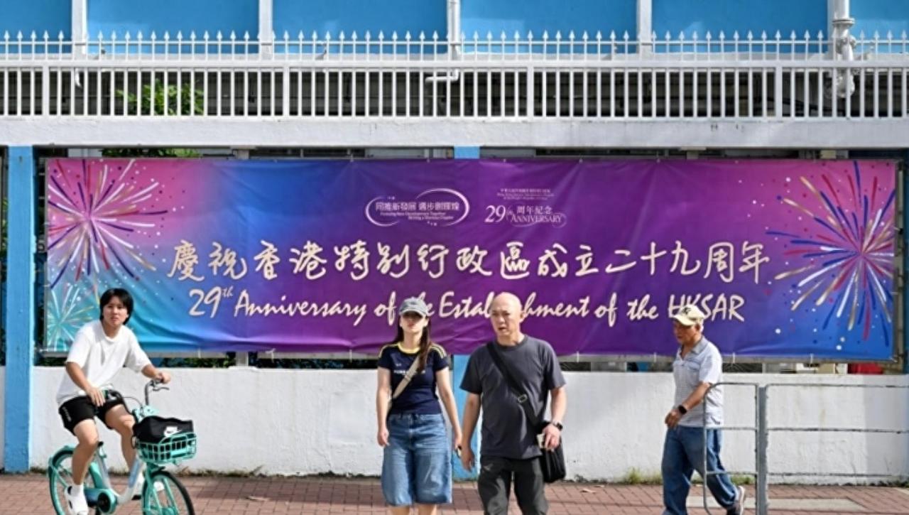 一个上海姑娘去香港旅游，蹲下时竟然有人朝她扔硬币，还无端被指责插队，回去后，她直
