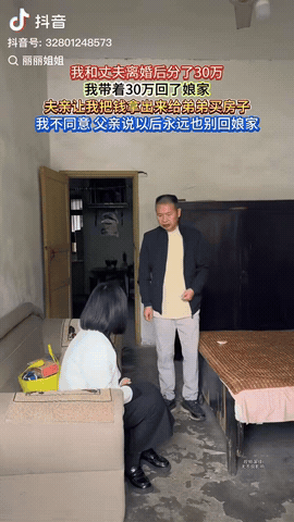 12月18日，安徽，一女子离婚后分了30万，然后带着这30万回到了娘家，没想到老