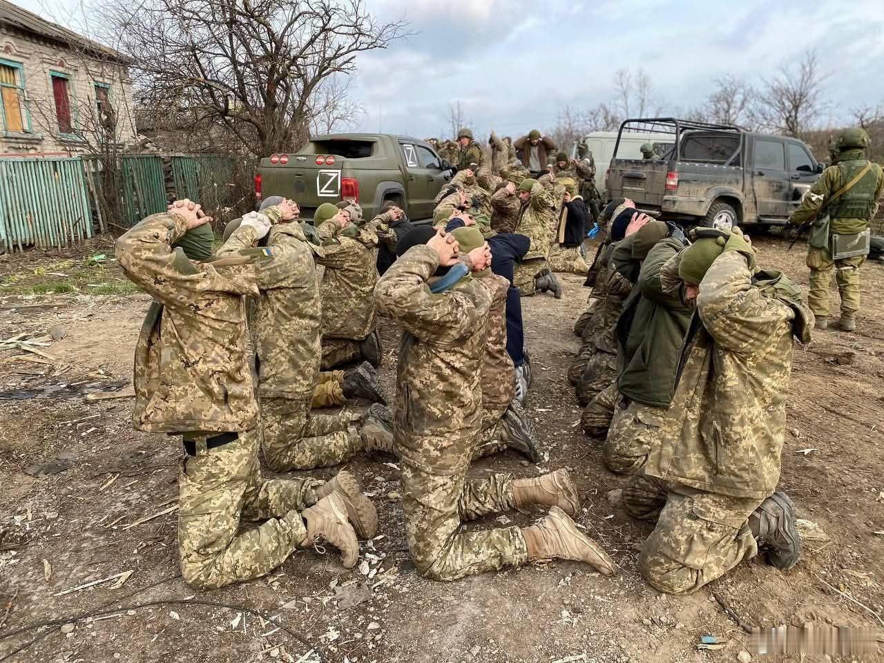 红军城-米尔诺格勒方向，被包围的乌克兰武装分子抱头下跪向俄罗斯军队投降。英国首次