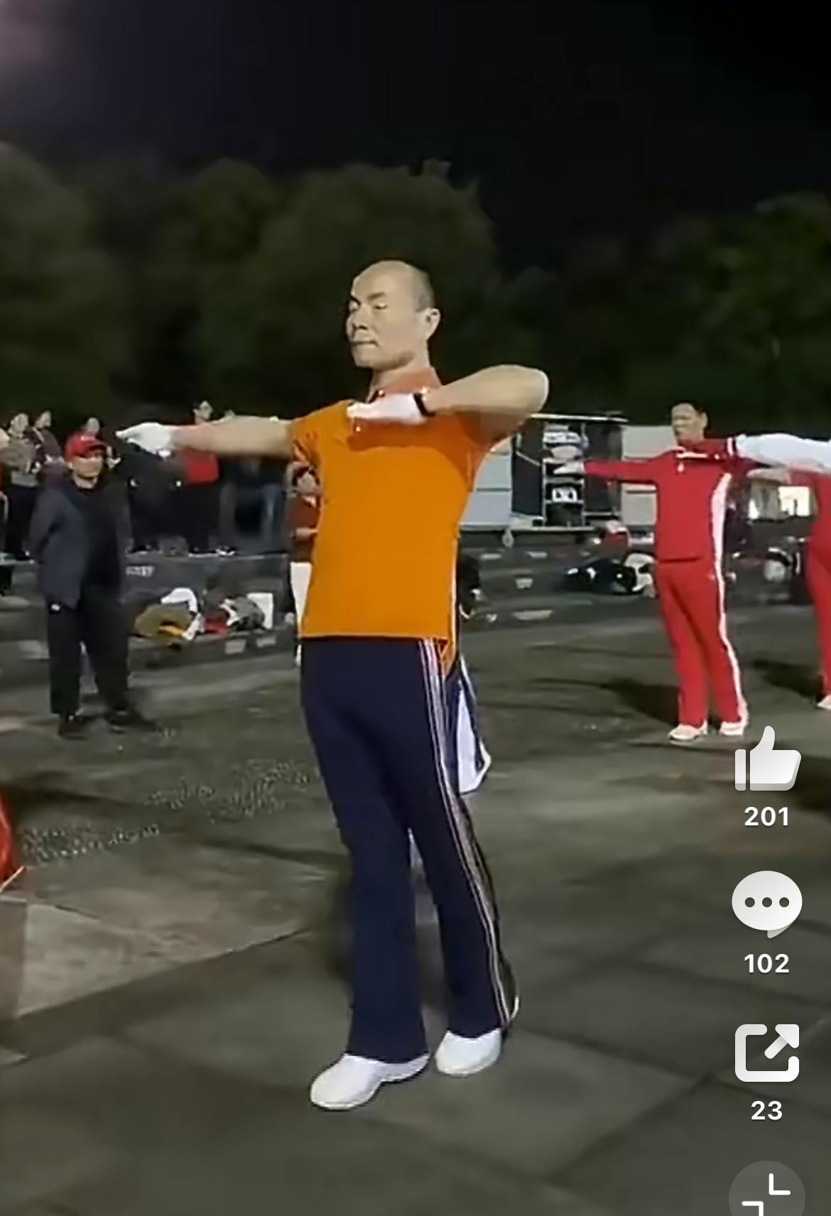 这种僵尸一样的舞有啥好跳的，还不如广场舞，领头的这个黄衣男子姓郭，名叫郭峰，不知