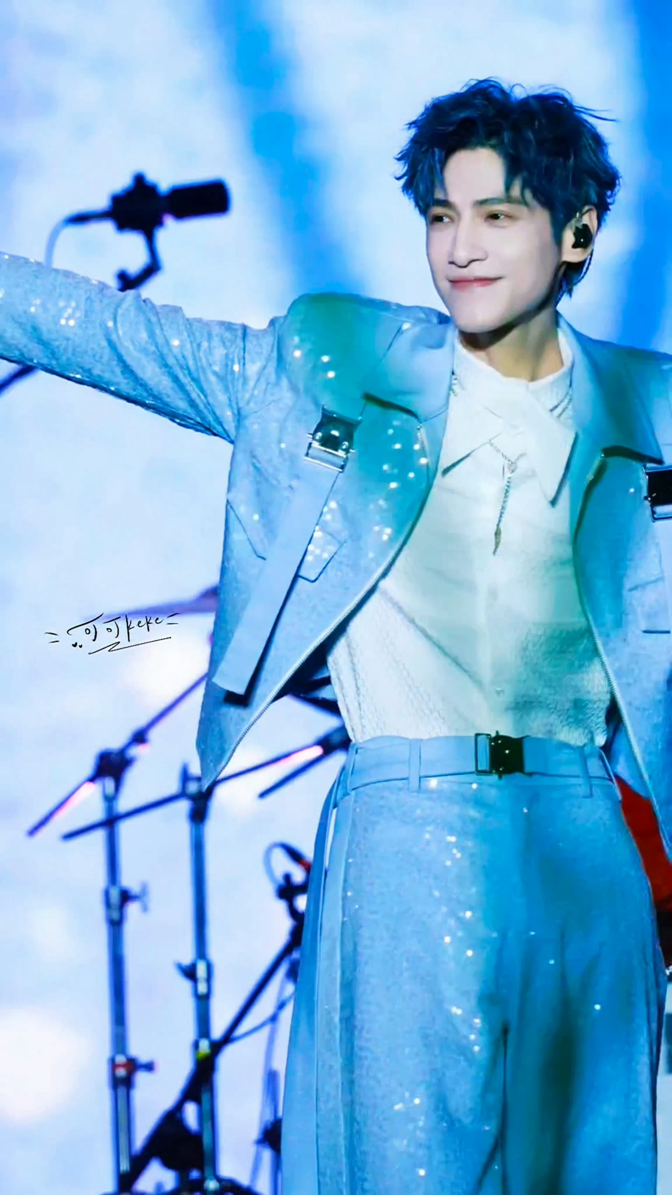 B站UP主看完阜阳斑马音乐节线下对男明星的评价罗云熙和电视剧里帅的一样，面部折叠