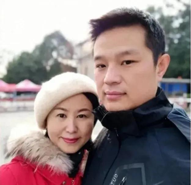 34岁农村小伙跟49岁成都富婆表白，富婆当即跟他领证结婚。小伙兴奋的带着富婆来到