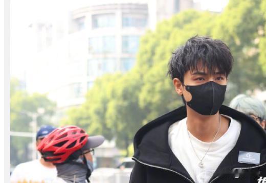【被前女友爆料出轨后，秦霄贤缺席何炅的《你好星期六》遭质疑】
虽然秦霄贤在湖南卫