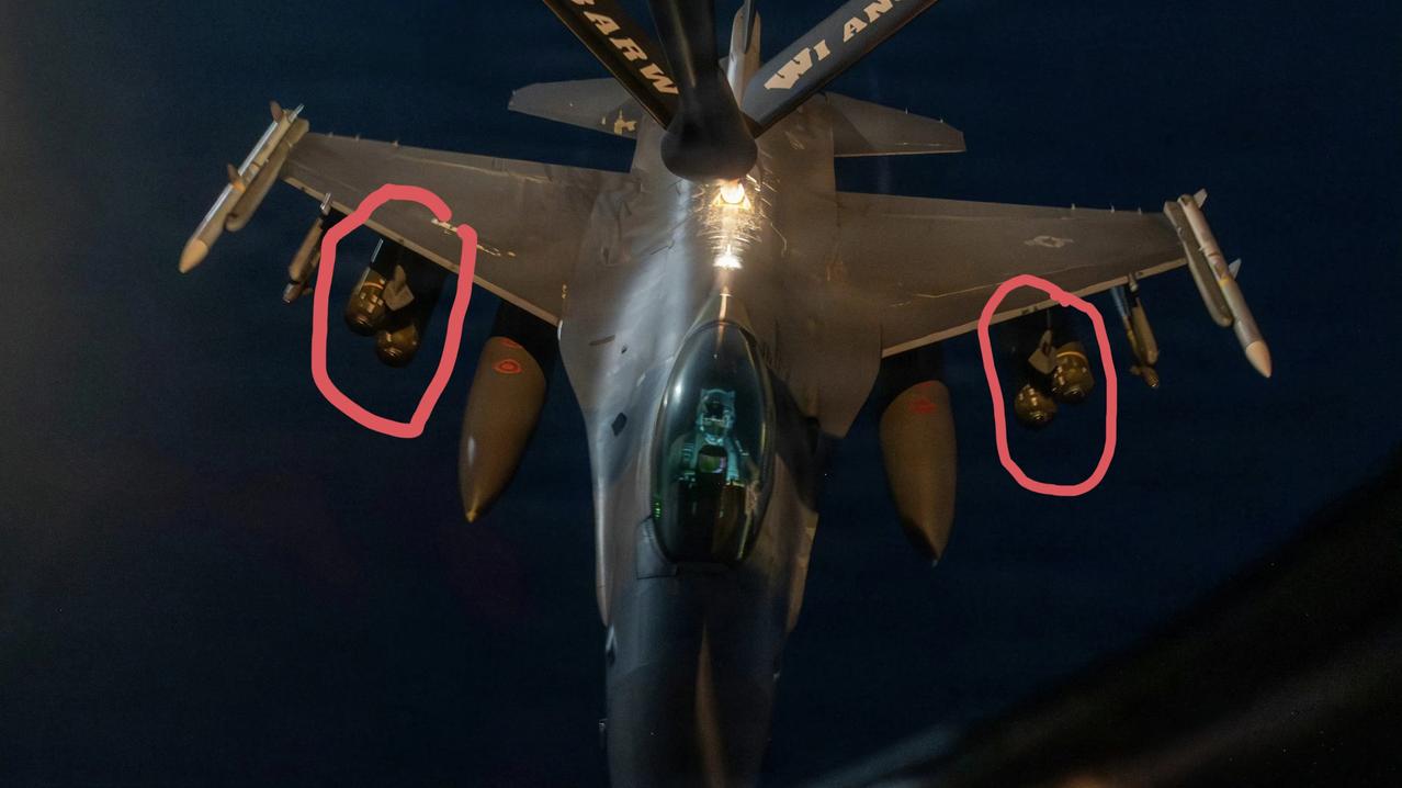 美国军方最新公布的照片显示，F-16C战斗机对伊朗进行的打击任务中，携带了CBU