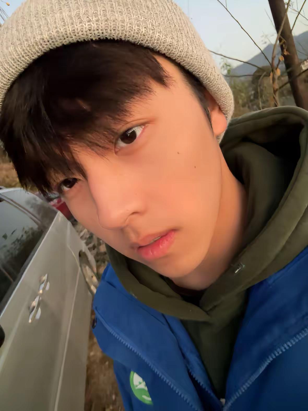 你说话淡淡的 闻起来淡淡的 声音也淡淡的 但是在这人潮的颜色洪流里 你怎么那么鲜