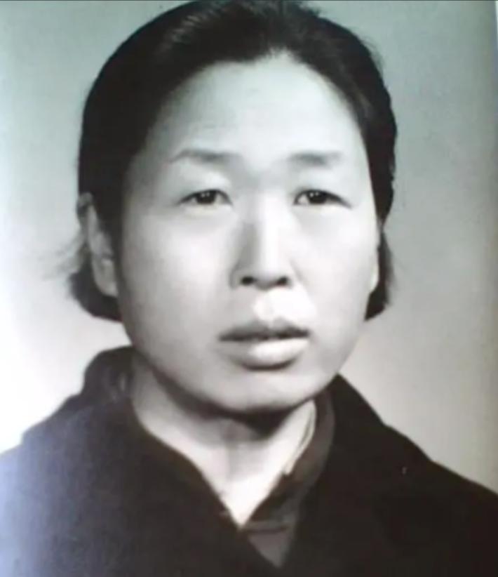 1977年，女工火箭提拔成中组部副部长，却拒绝平反冤案，中央：打回原厂当工人。