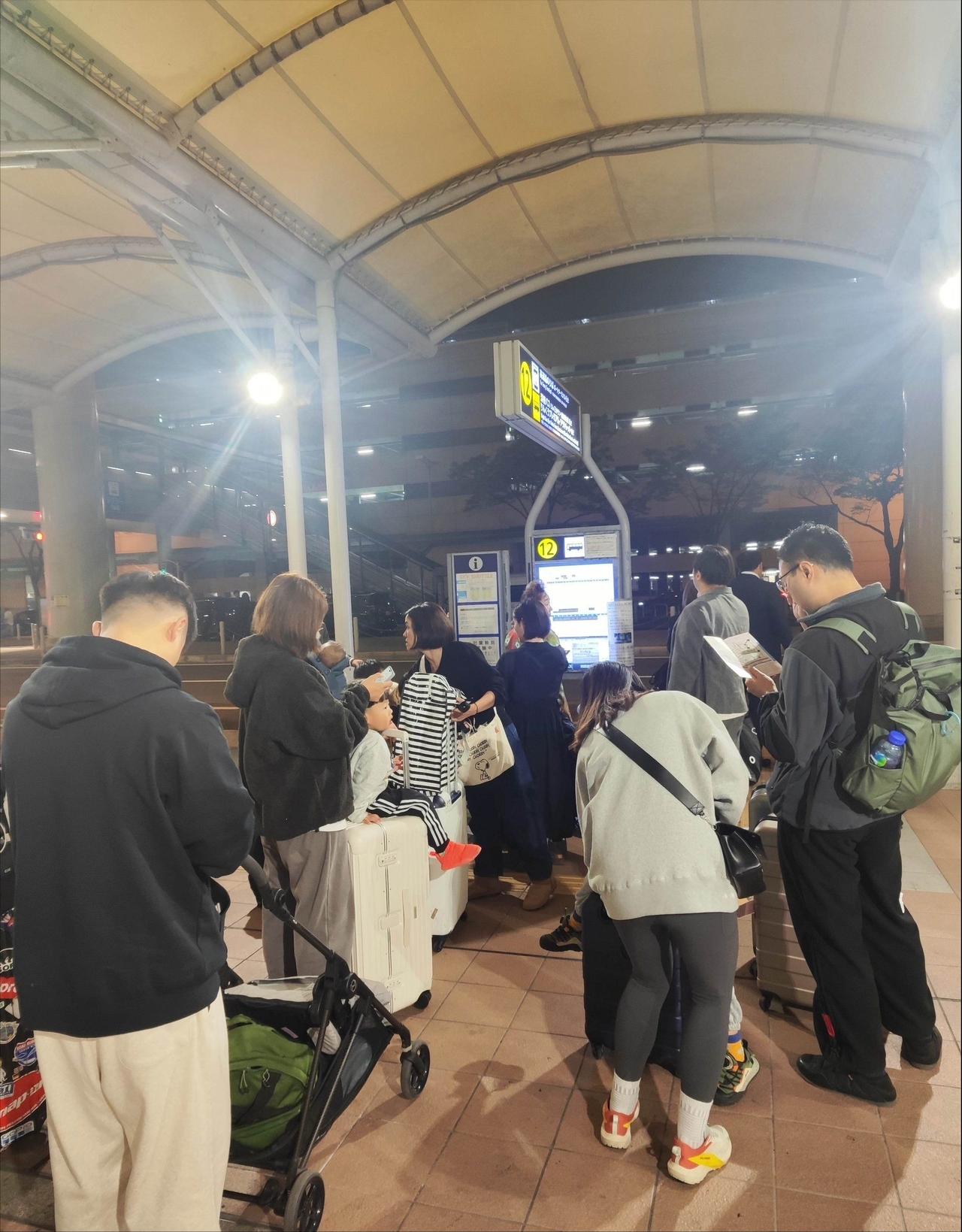 国家协助在日本机场滞留且准备回国的人员时，应进行区别对待。


首先要对这些人展