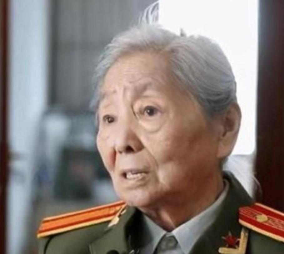 1979 年，中国女翻译刘禄曾随团出访美国期间，莫名被一名陌生美国男子死死注视，