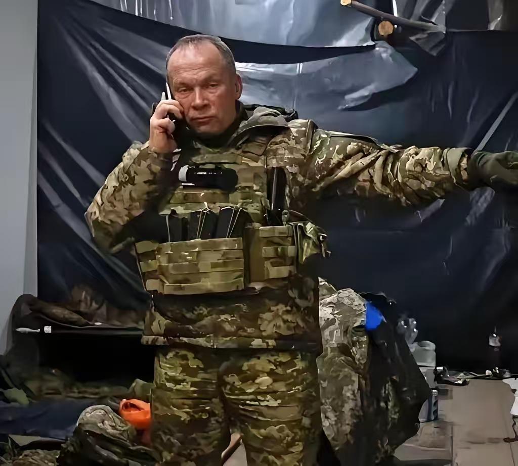 快讯！快讯！
乌克兰总司令瑟尔斯基突然宣布了。
  乌克兰武装部队总司令瑟尔斯基