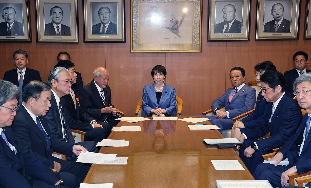 高市早苗内阁集体辞职！很多人以为，这个“短命首相”终于滚蛋了。错了！真相是，这只