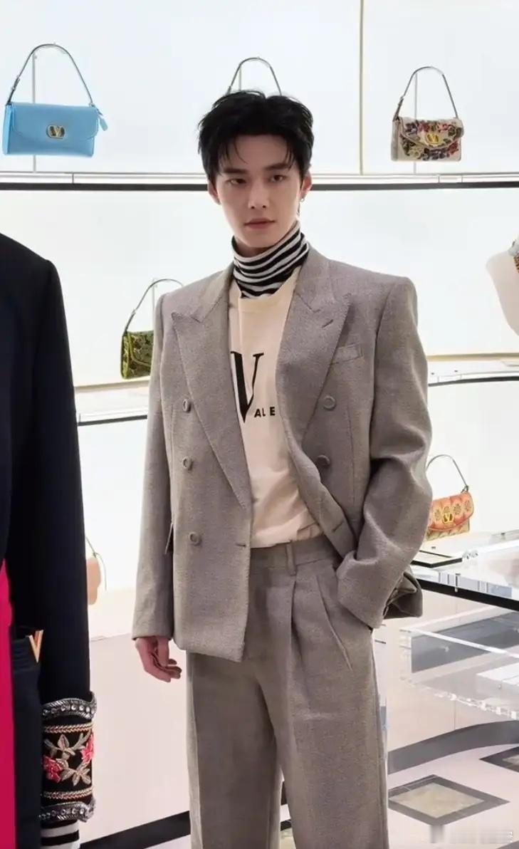 何与的超绝辣条音上热搜了《双轨》他是自己配的音，平时都是压低声线在演，但是一着急