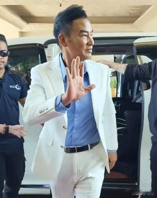 70岁任达华容光焕发，体型不输年轻小伙，与57岁娇妻手拉手，超甜 ​​​