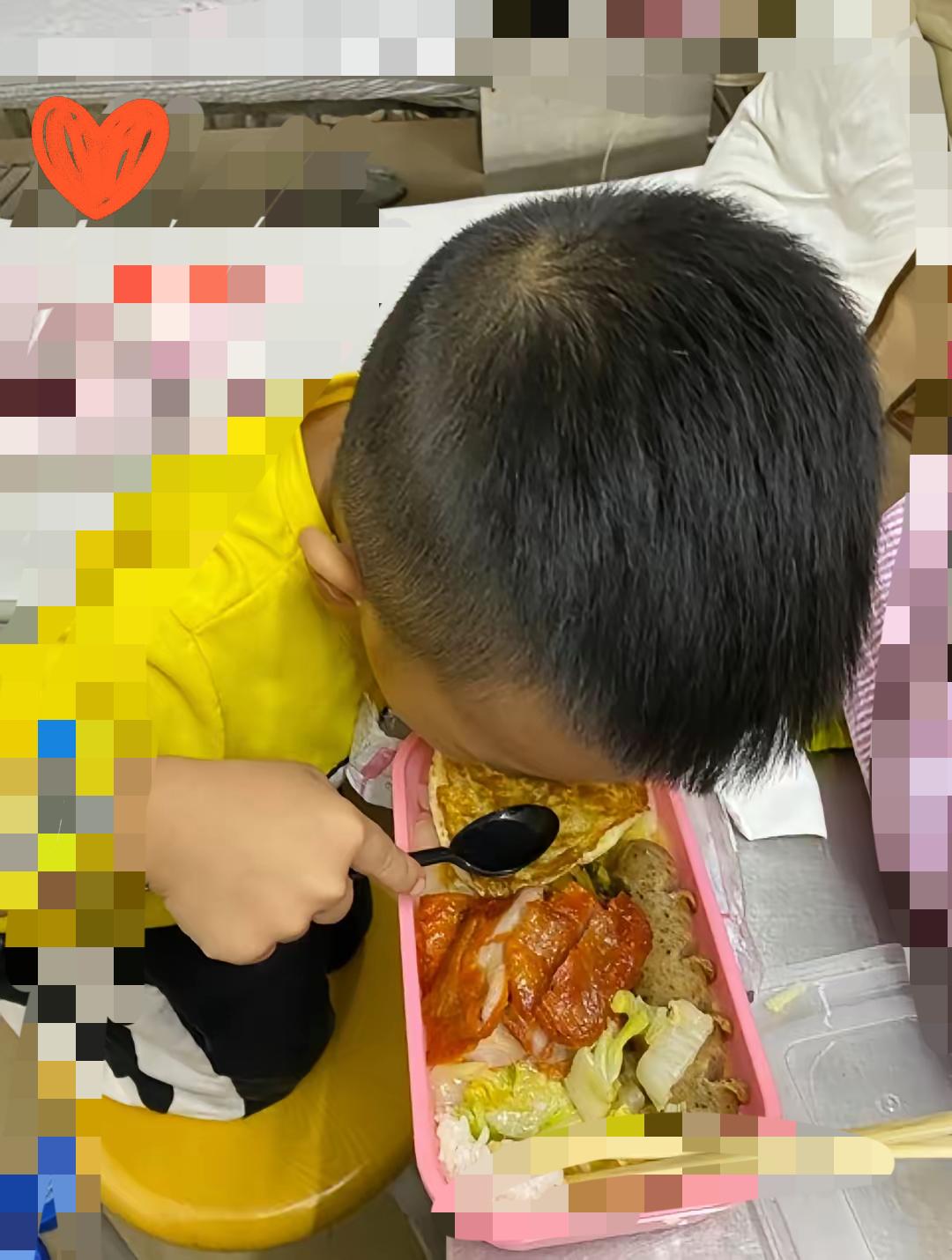 在医院陪外孙住院，撞见的一幕让我心里堵得慌，好几天都缓不过来！
同病房来了个黑瘦