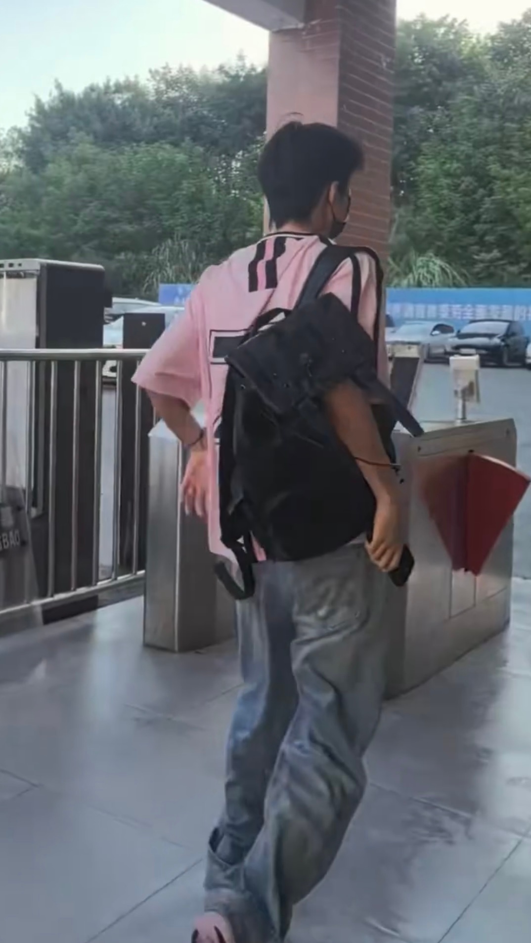 穿得5.28上班这套 没有把衣服别裤子里进行一番穿搭很好[赞] ​​​