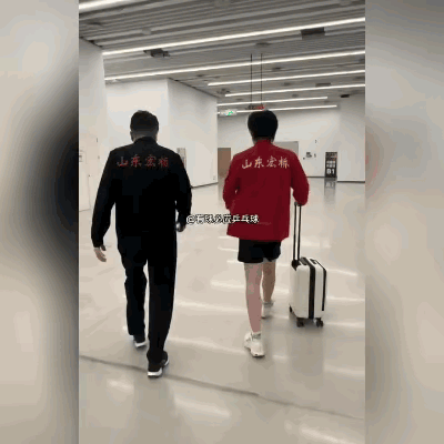 这一大一小爷孙俩，背影那么相似，身高一样，腿长一样，连走路左右腿都迈的一模一样。