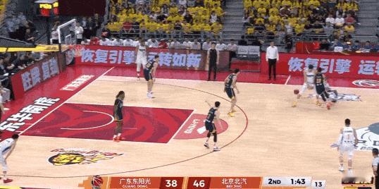 广东居然打不过北京，简直离谱！在今晚广东对阵北京的第二节比赛中，杰曼高难度上篮打