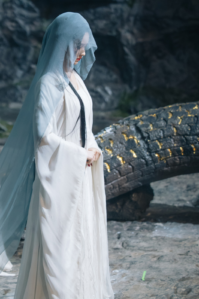 素影轻摇曼舞，月华似纱染雾，我轻轻揽起一身清辉，让它落入衣袖之中。 陈都灵月鳞绮