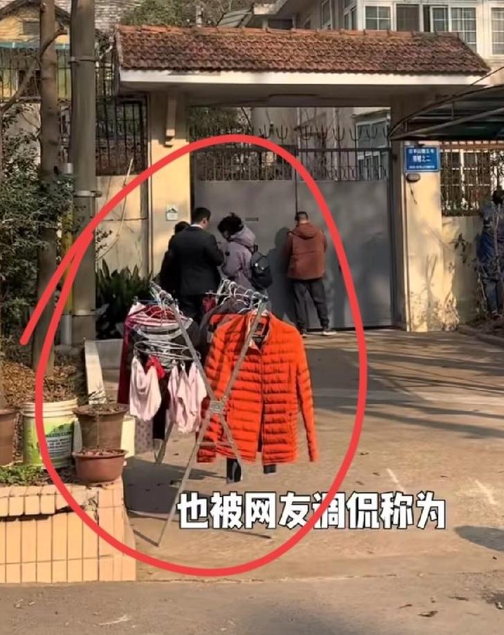 徐湖平墙倒众人推！老邻居的晾衣架，内衣、裤衩子，都摆到徐院长家门口了！看着不像年