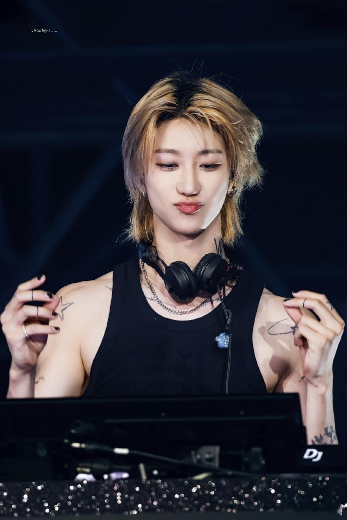 徐明浩我也不是完美的存在徐明浩girlsnboys教学他对待舞蹈极致严谨，把滑步
