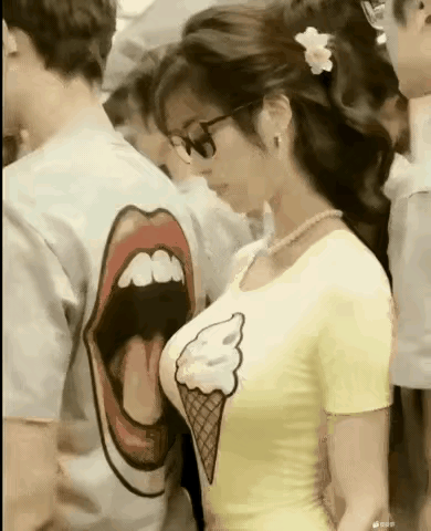 人群熙攘的街头，目光无意间落在一位姑娘身上，她嘴角噙着一抹掩不住的笑意，头微微低