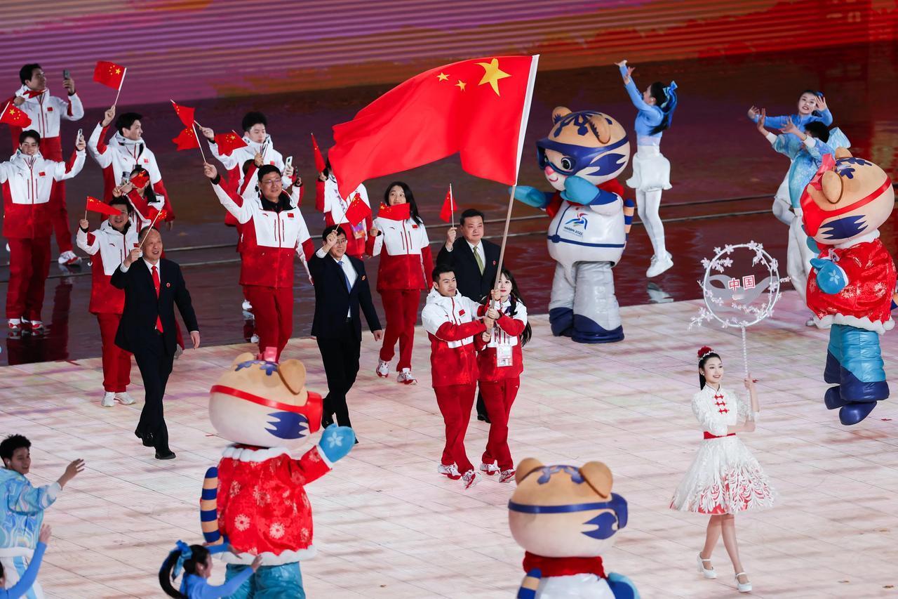 冰雪盛会，体育狂欢！2025亚冬会开幕式，安踏领奖服助力中国体育代表团闪耀登场。