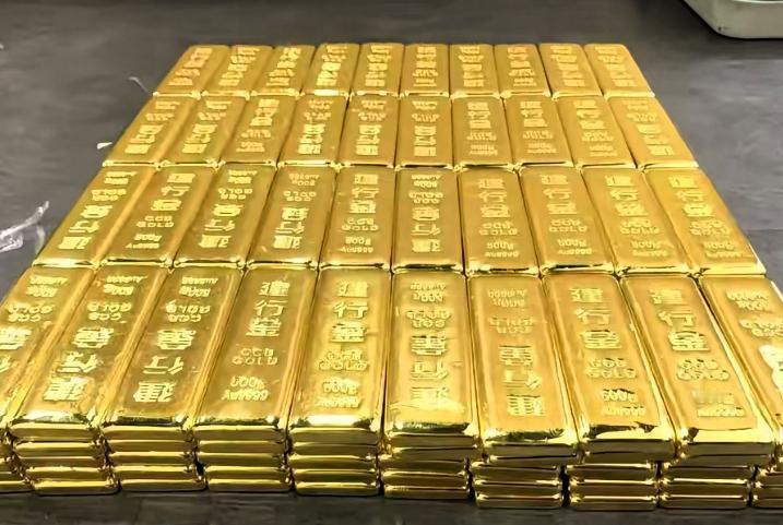 手里存黄金的人，
昨晚怕是睁眼到天亮吧！

刚查完最新金价我手都抖了——直接跌到