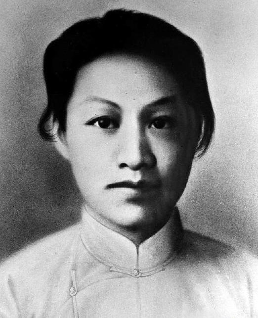 1936年，狱中，赵一曼的肚子被敌人灌水鼓了起来，旁边的敌人拍了拍赵一曼的肚子，