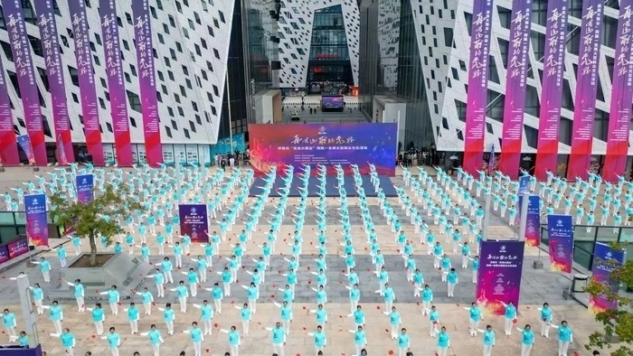 1300人同跳一支舞，“泉民大舞台”有多大？