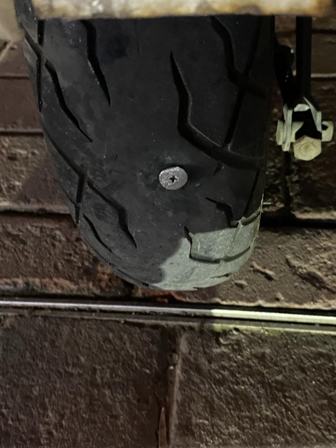 电动车修车行被利益蒙蔽，巴不得你车子早点出故障
     电瓶车轮胎扎了钉子，我