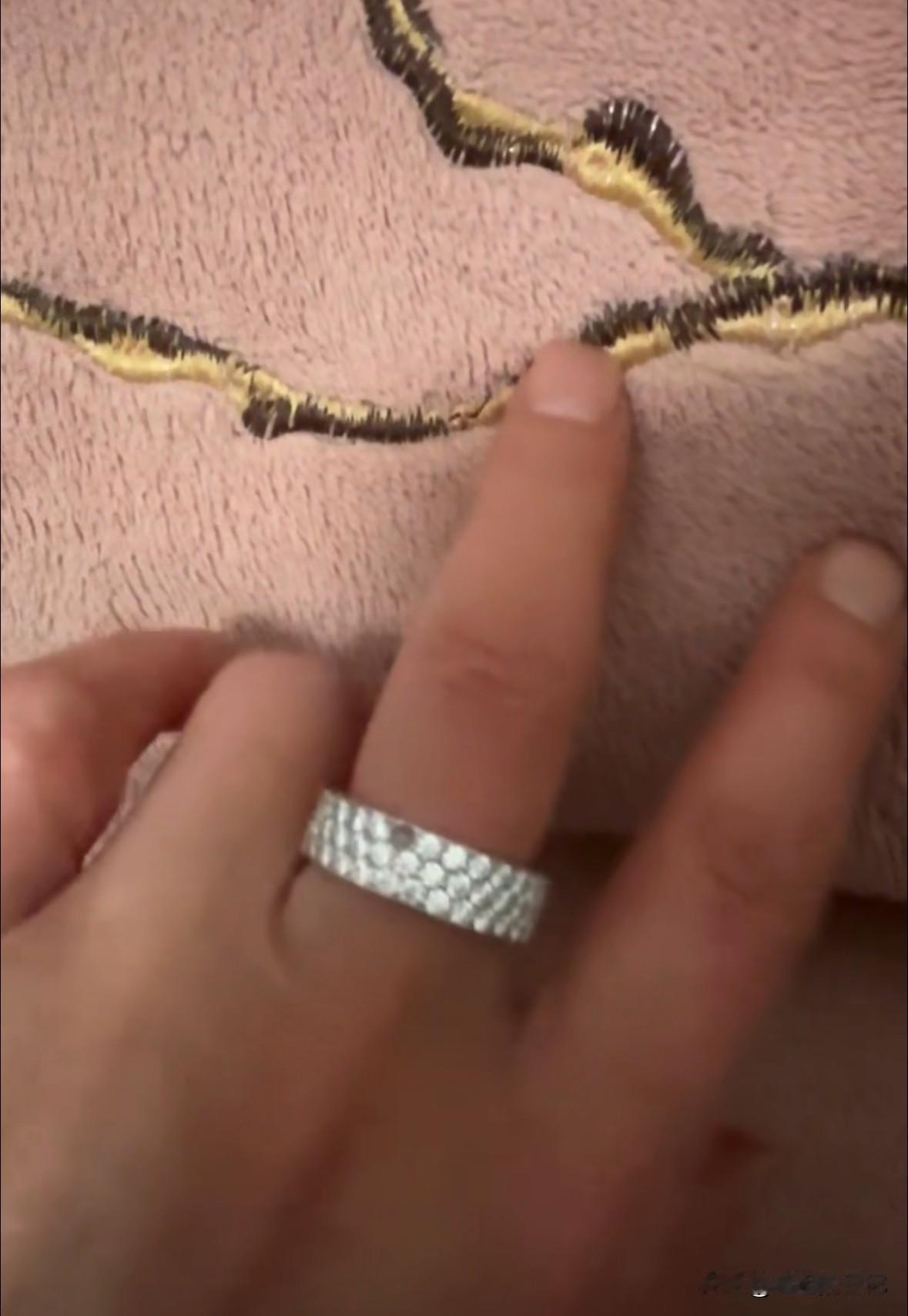 戒指上的钻石不知道什么时候丢了一颗，，
买首饰，尽量别买这种带钻的，我这个当初拿