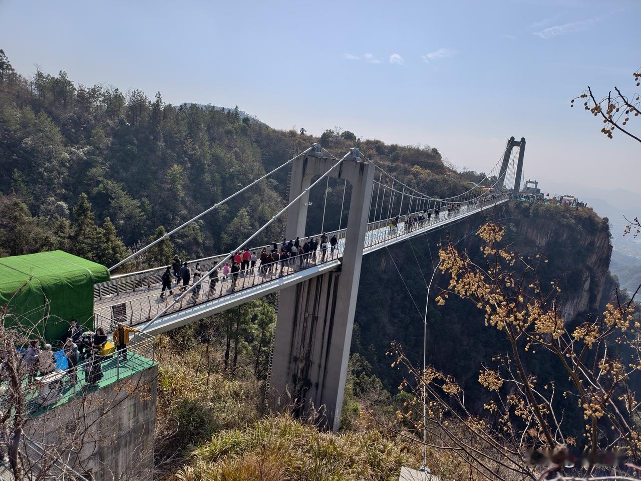 逛天台山，令人血压飙升的是玻璃栈道。不过只要不是往脚下看，满可以从容应对和享受这