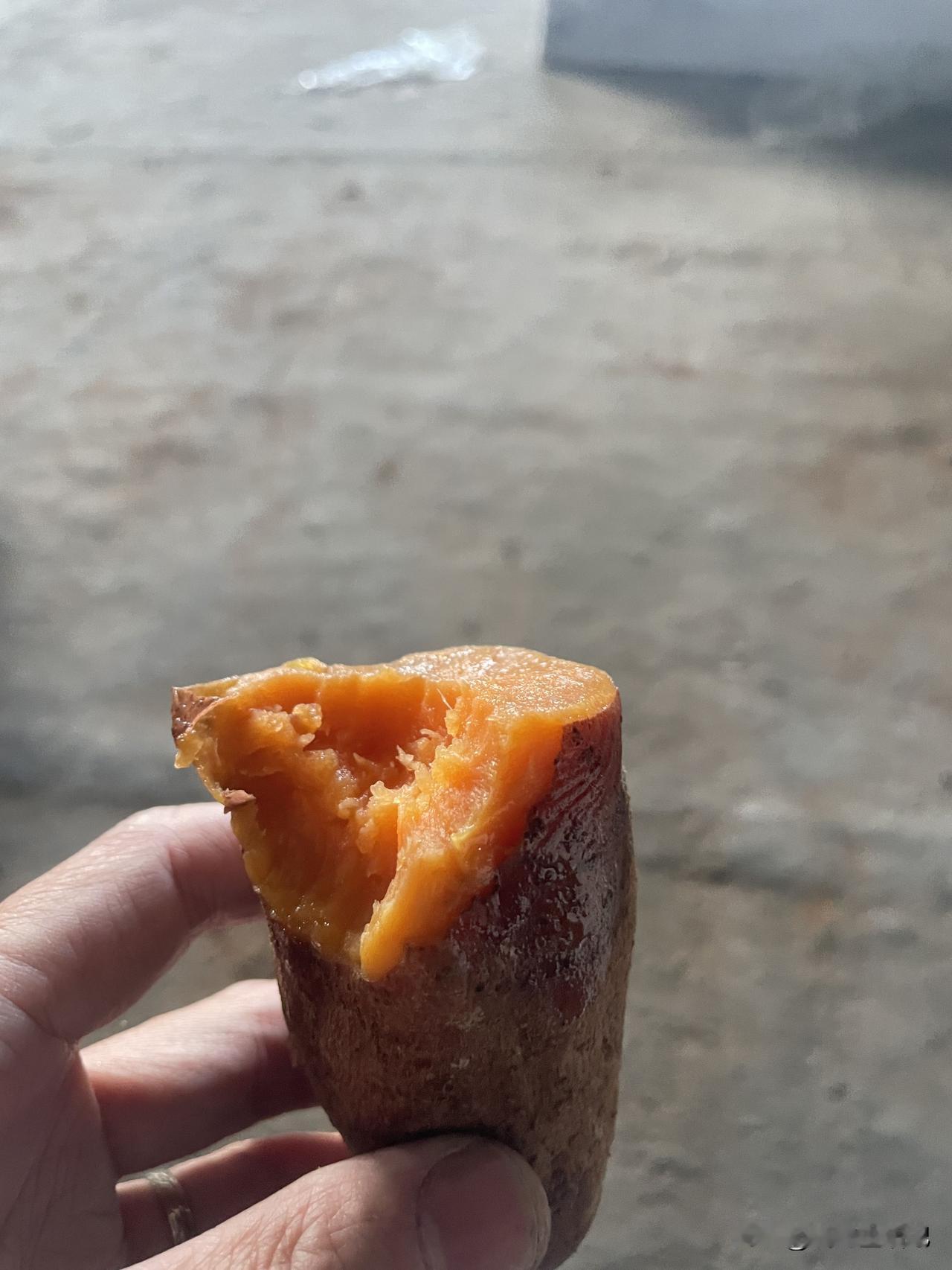 今天发现了一个小妙招，红薯在米饭里面一起煮，效果相当不错。