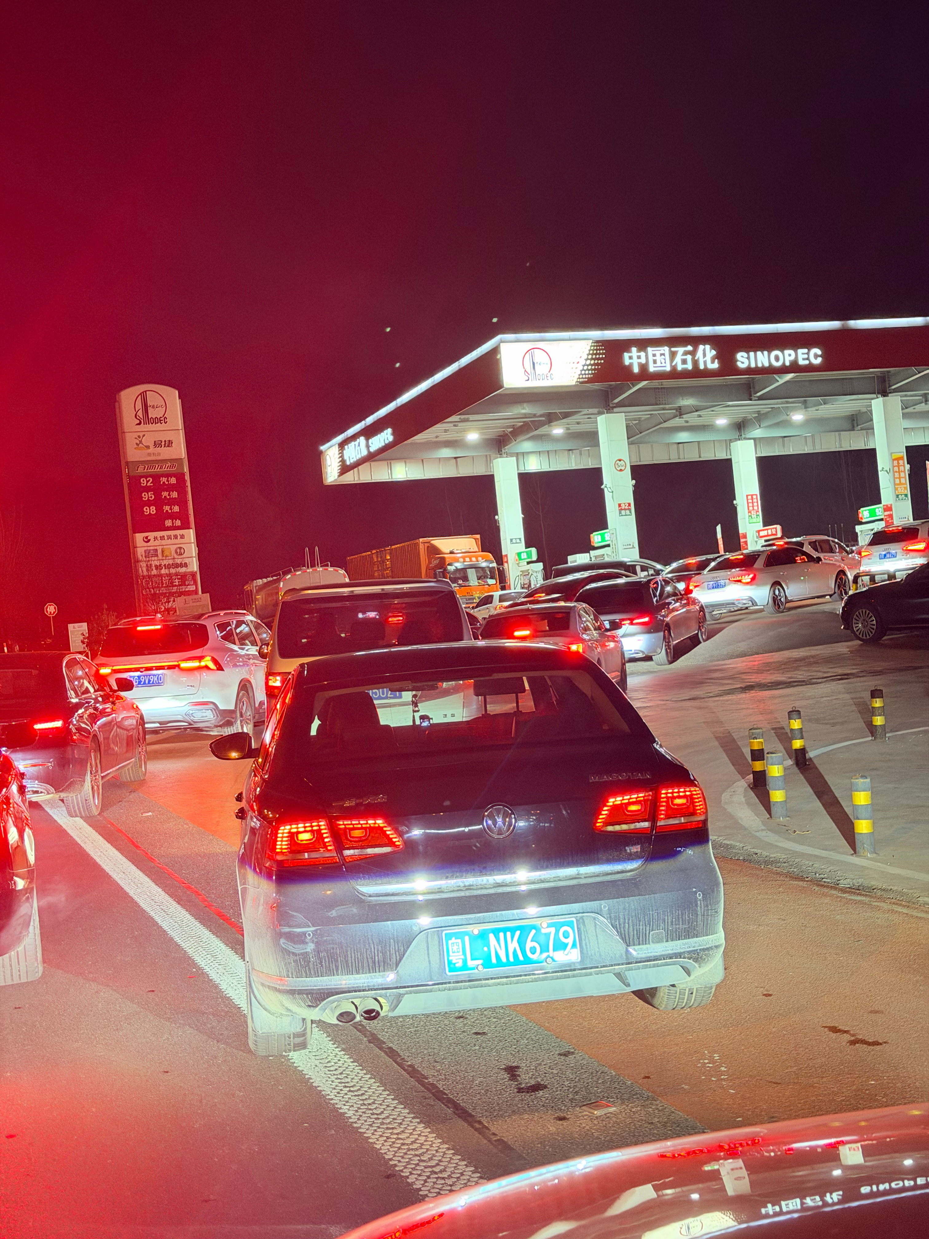 油价将迎4连涨虽然是混动，我也来凑个热闹，没想到加油站人这么多，一听要涨价大家都