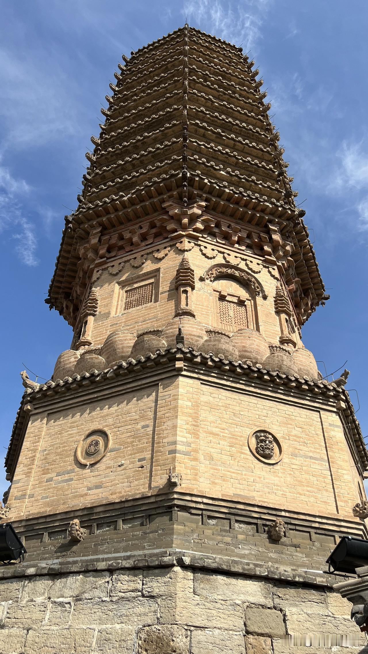河北蔚县的南安寺塔，始建于北魏，辽代重修，在清康熙年间又经历过一次重修。这座塔是