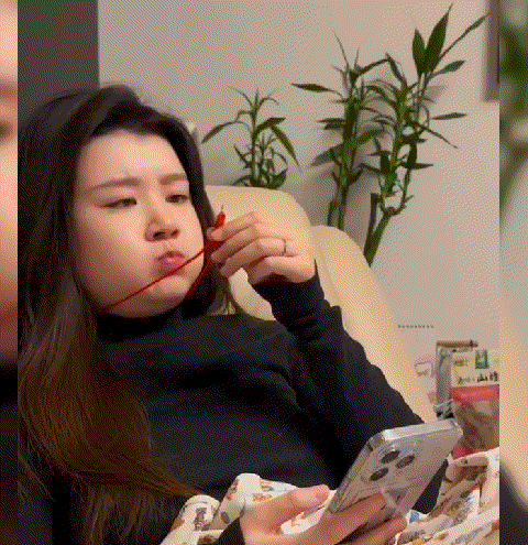 网友:给老婆买了个金吊坠，看着好像不太高兴啊！