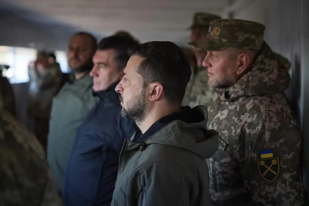 扎卢日内为什么被解除乌克兰🇺🇦武装部队总司令呢？简单说，第一，反攻失利，指挥