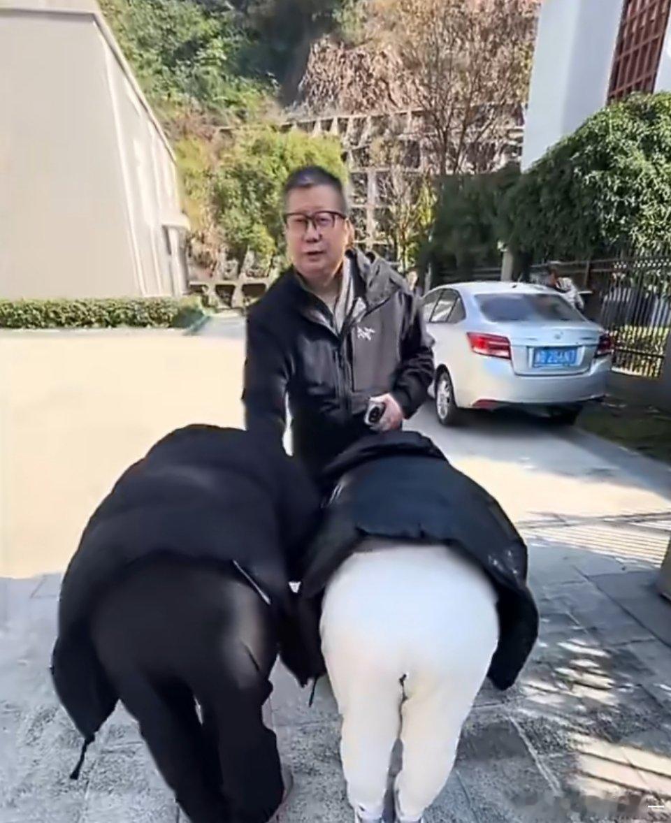 小洛熙爸妈给刘良深鞠躬小洛熙父母深深鞠躬感谢刘良法医