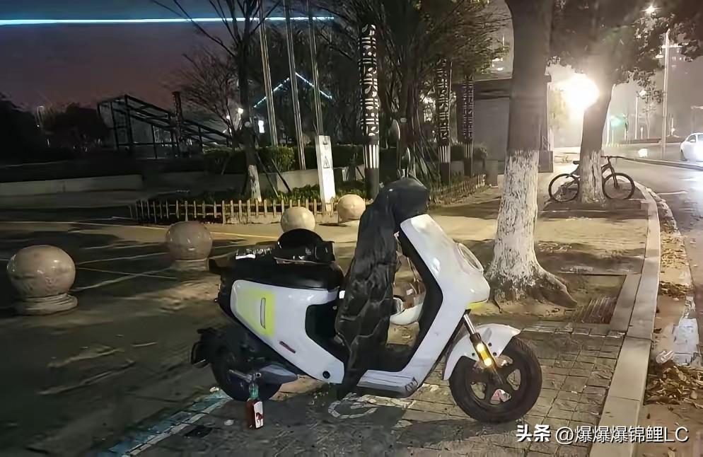 职场上往往是人走茶凉，但这事儿真挺让人破防。

张雪峰老师头七这天，楼下老地方停