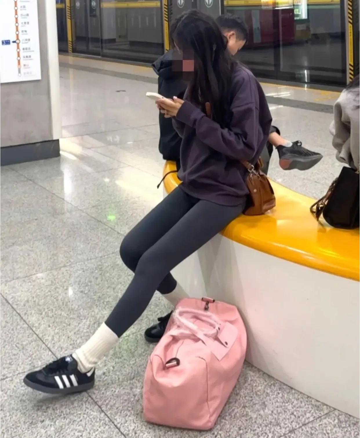 地铁站看到的 要不要去跟她说...我嘞个豆 真的好长的腿！！！！

曾无数次在网
