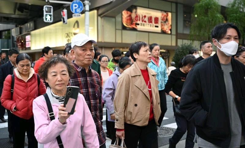 在中日关系恶化的背景下，中国游客去年11月赴日人数减少。日本官方数据显示，中国游