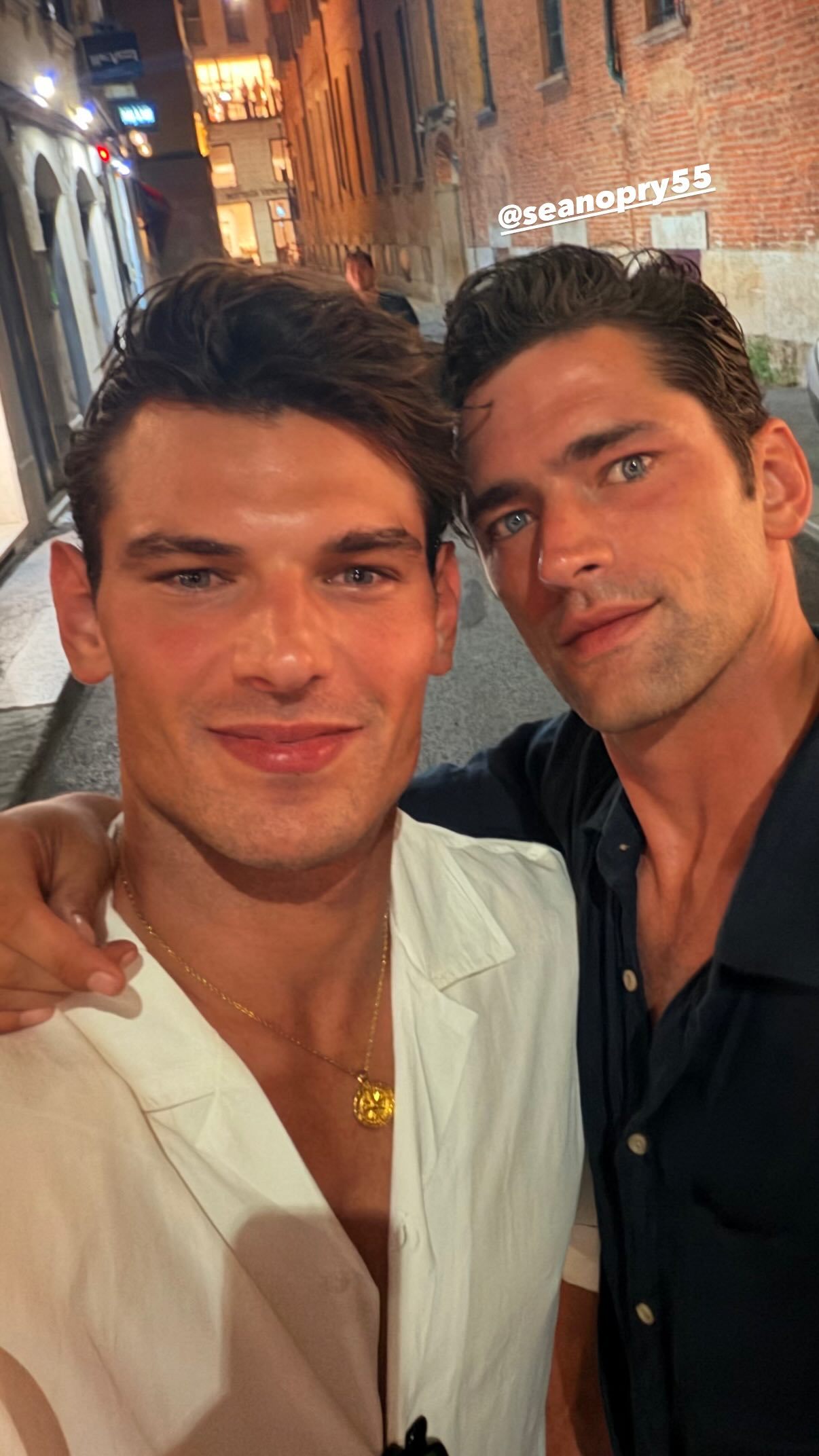 Stefano 和Sean O’pry 在米兰男装周同框合影，一哥赢了！男装周