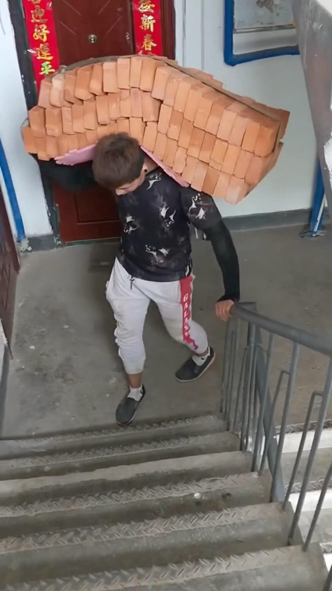 你说你能吃苦 这个背景音乐里面哪个不能吃苦搬砖