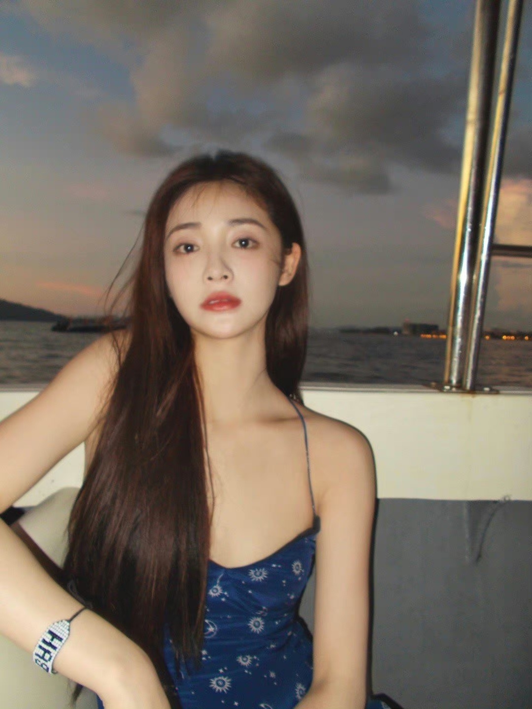 #周洁琼锁骨#这一次看到了周洁琼分享的一些随拍，也是非常亮眼啊，而且这个身材也太