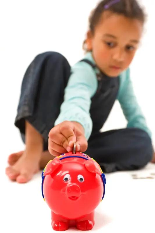 从小给孩子灌输金钱观念太有必要了。很多人觉得得先会赚钱才能学花钱，其实金钱观得先