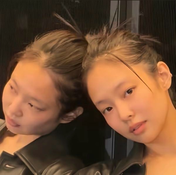 Jennie修图是不是忘记修镜子里的自己了 