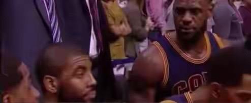 艾顿受到了死亡之瞳带来的万点爆击！艾顿还沉浸在和卡佩拉的对飙中，殊不知，詹皇已经