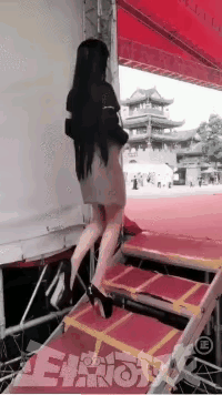 穿着这鞋倒了，最少也是一个月走不了路吧，如果严重一点可能会直接骨折了，正所谓没有