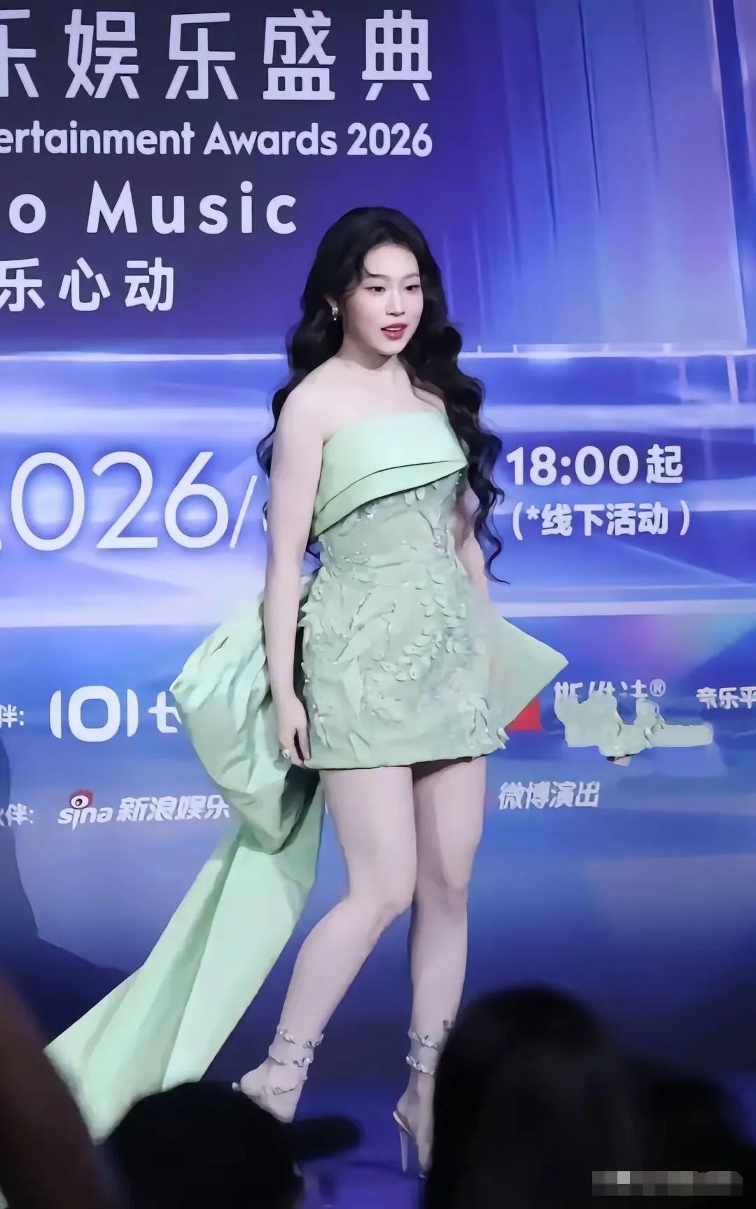 我真觉得女大十八变太准了！沈佳润现在是越来越好看了，长得又白又水灵，妥妥的大美女